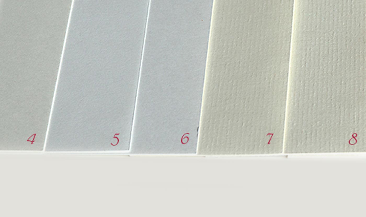 Verschiedene Papiersorten in nummerierter Reihenfolge, sichtbar mit unterschiedlichen Strukturen und Farben