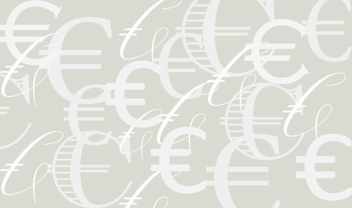 Viele Eurozeichen (€) in weißer Farbe, in verschiedenen Schriftarten und Größen, auf beigem Hintergrund dekorativ angeordnet